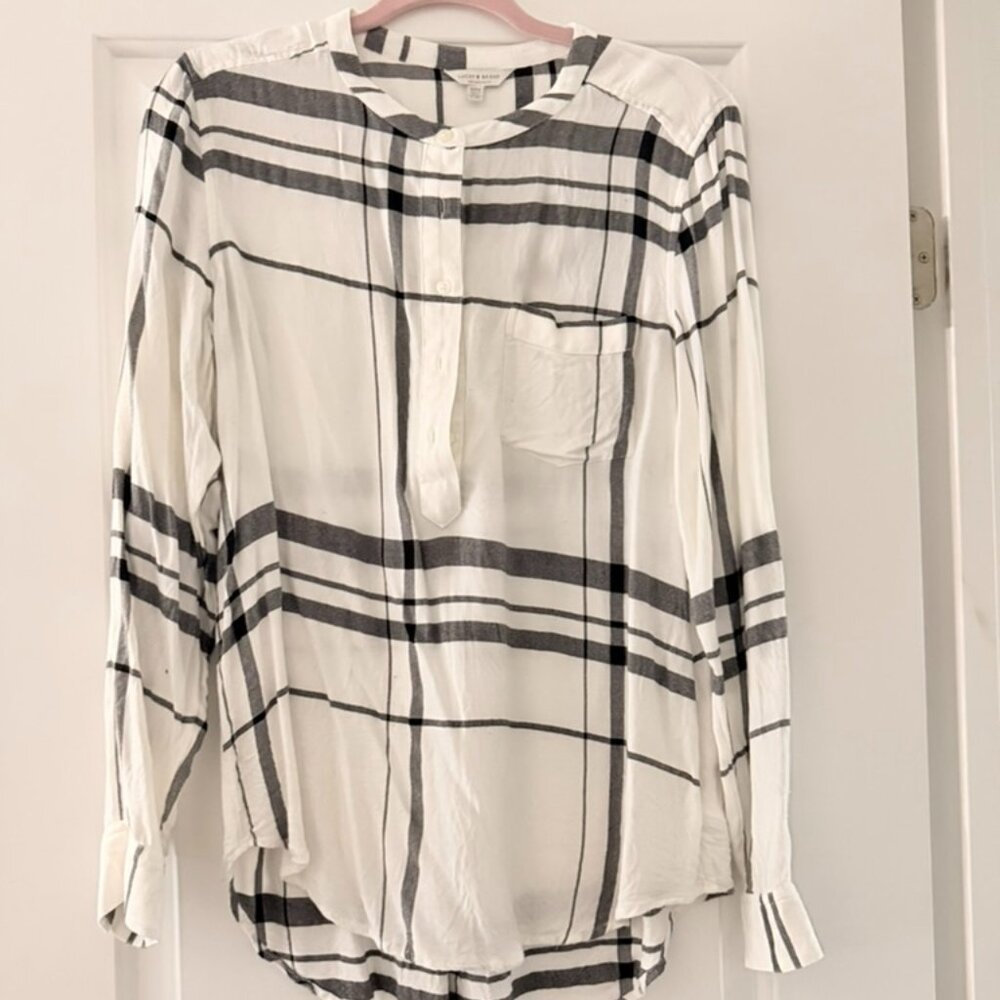D68: Lucky Brand Top (MEDIUM)